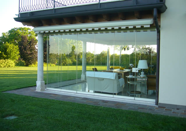 Pergola in legno con vetrate parcheggio