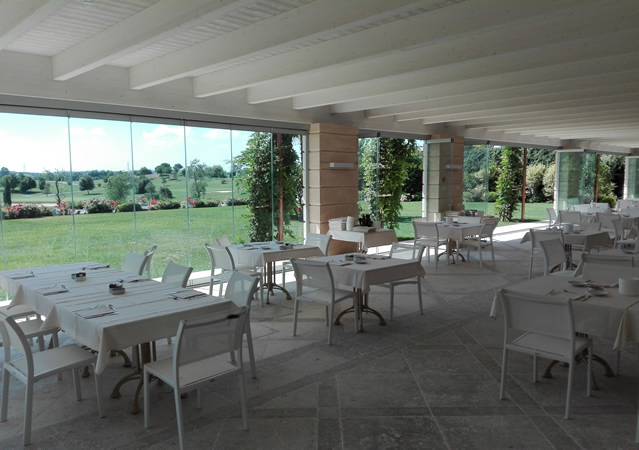 Veranda con pergola in legno e chiusura perimetrale con vetrate Giemme System